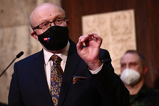 Ministr zdravotnictví Vlastimil Válek. 