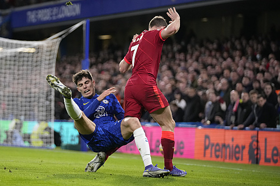 Kai Havertz (Chelsea) padá po sráce s Jamesem Milnerem (Liverpool).