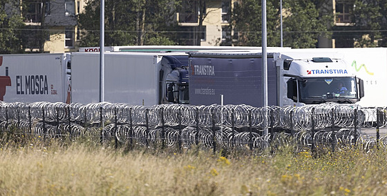 Kamiony čekající v koloně na hraničním přechodu v Calais na vstup do Velké...