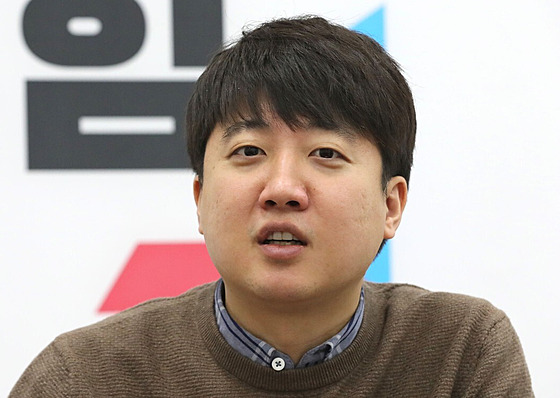 Pedseda jihokorejské opoziní lidové strany Lee un-Sok je obviován z...
