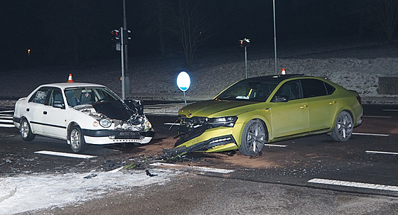 Nehoda na křižovatce v Orlové na Karvinsku, po které řidič a řidička obou vozů...