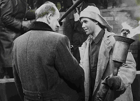 Pedseda vlády a pozdjí prezident Antonín Zápotocký (vlevo) 1. ledna 1952...