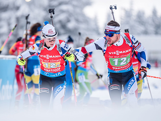 Michal Krmá pedává v Oberhofu do tetího úseku Markét Davidové.