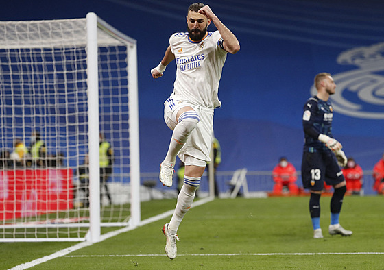 Karim Benzema slaví gól do sít Valencie.