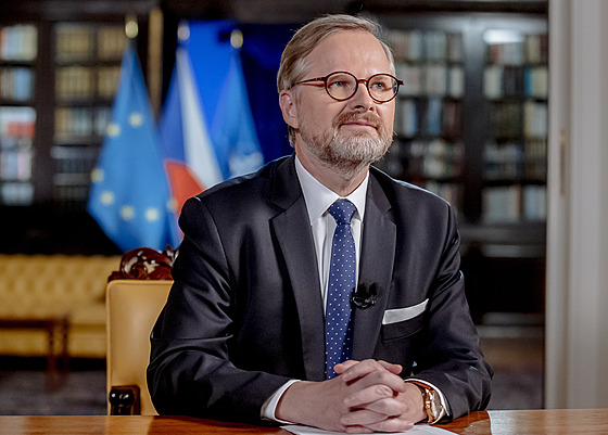 Premiér Petr Fiala pi natáení novoroního projevu.