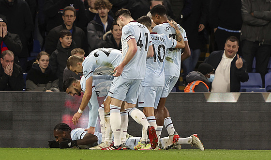 Jamajský útoník Michail Antonio z West Hamu  slaví gól v londýnském derby na...