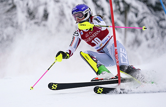 Martina Dubovská bhem prvního kola slalomu v Kranjské Goe.