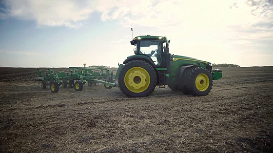 Traktor obdělává půdu, farmář jej odkudkoli kontroluje z mobilu.