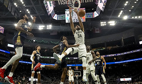 Janis Adetokunbo z Milwaukee smeuje v utkání proti New Orleans.