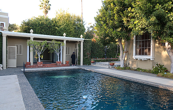 Bazén je nedílnou součástí domů v Beverly Hills.