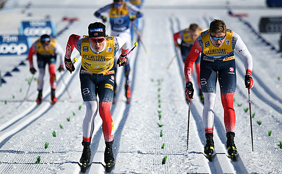 Norský souboj ve finii sprintu v rámci Tour de Ski v Oberstdorfu. Vlevo...