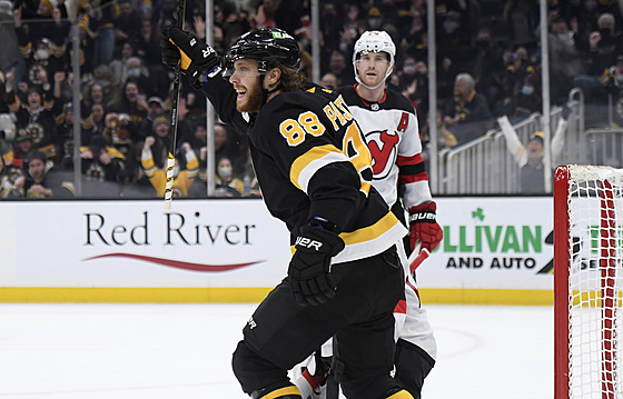 David Pastrák z Boston Bruins se raduje z gólu v zápase s New Jersey Devils.