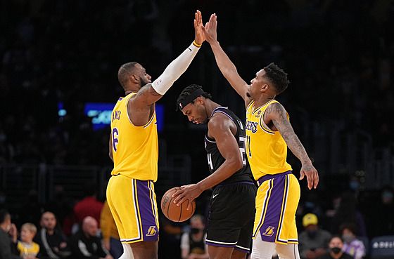 LeBron James (vlevo) a Malik Monk z Los Angeles Lakers oslavují v zápase se...