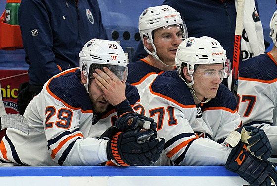 Zklamaní Leon Draisaitl (29) a Ryan McLeod (71) z Edmonton Oilers po poslední...