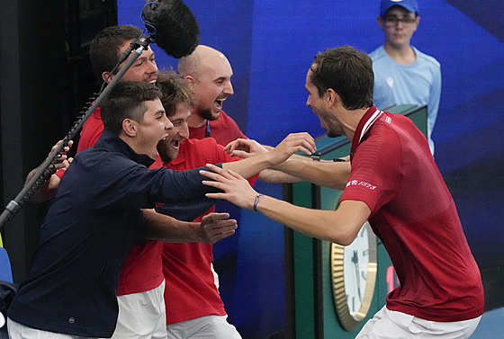 Ruský tenista Danill Medveděv (vpravo) slaví se svými spoluhráči na ATP Cupu.