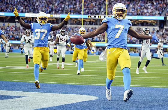 Andre Roberts (7) z Los Angeles Chargers slaví touchdown.