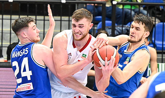 Logan Routt (v bílém) z Nymburka se tlaí ke koi USK Praha, vlevo Kyle Mangas,...