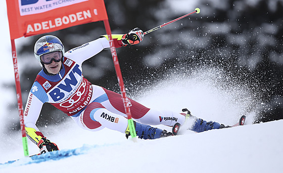 Marco Odermatt na trati obího slalomu v Adelbodenu