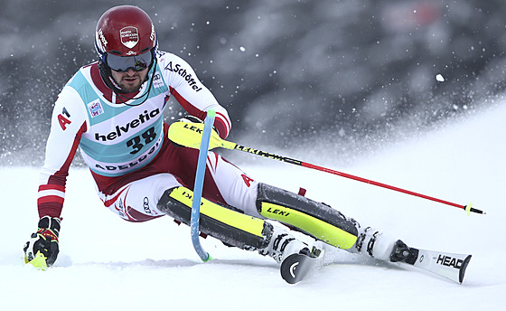 Rakouský lya Johannes Strolz na trati slalomu v Adelbodenu