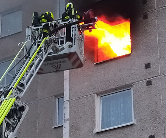 Požár v bytě v panelovém domě v Chrudimi (7. ledna 2022)