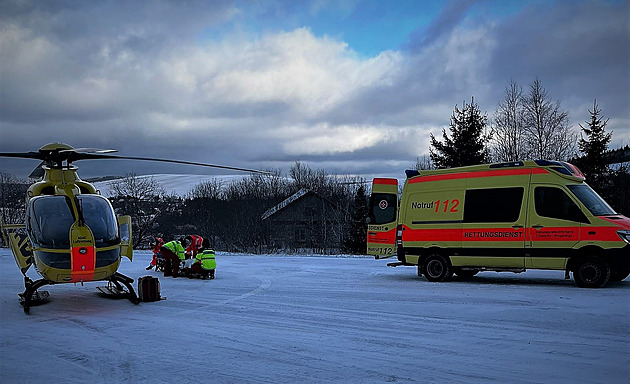 Pro zraněného lyžaře dorazili na Klínovec němečtí záchranáři. (5. ledna 2022)