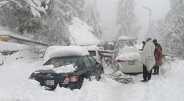 V Pákistánu zemřela dvacítka turistů v autech, uvázli v závějích sněhu