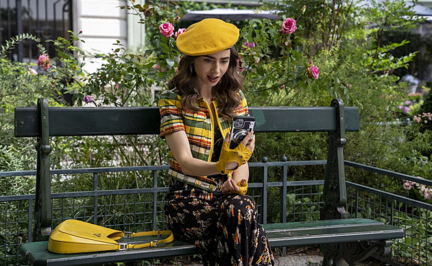 Sexy herečka Lily Collinsová září v odvážných outfitech Emily v Paříži