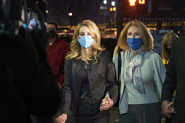 Podvodnice z Theranosu Holmesová píše Trumpovi. Žádá o předčasné propuštění