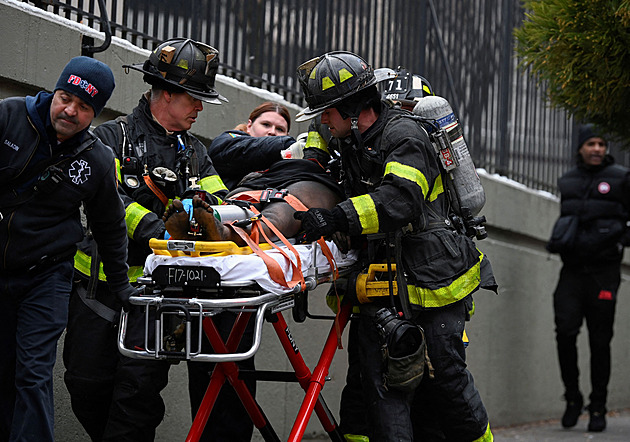 Při požáru bytu v New Yorku zemřelo 19 lidí, na místě byly stovky hasičů