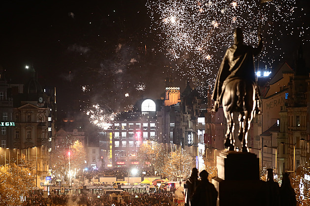 Silvestrovské oslavy se blíží. V Praze budou bez ohňostroje i videomappingu