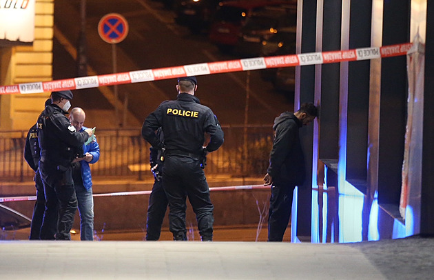 Muž s nožem přepadl ženu na Praze 3. Zasáhli policisté, kteří jeli okolo
