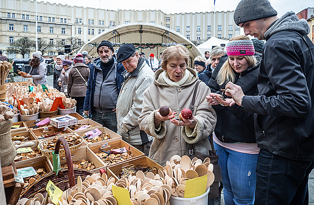 Na Masarykově náměstí v Hradci Králové začaly tradiční vánoční trhy (7. 12....