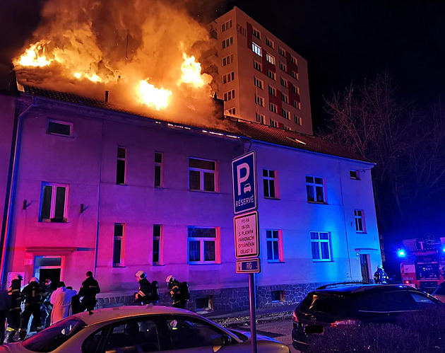 Požár střechy domu v Čéčově ulici v Českých Budějovicích. Hasiči museli...