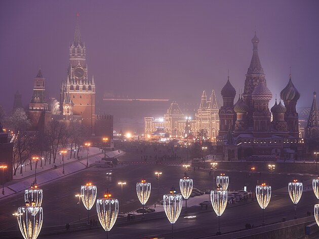 Pohled na Rud nmst a Kreml ve veern mlze (12. prosince 2021)