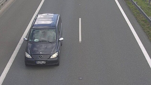 idi tohoto auta opakovan tankoval na benzinkách bez placení.