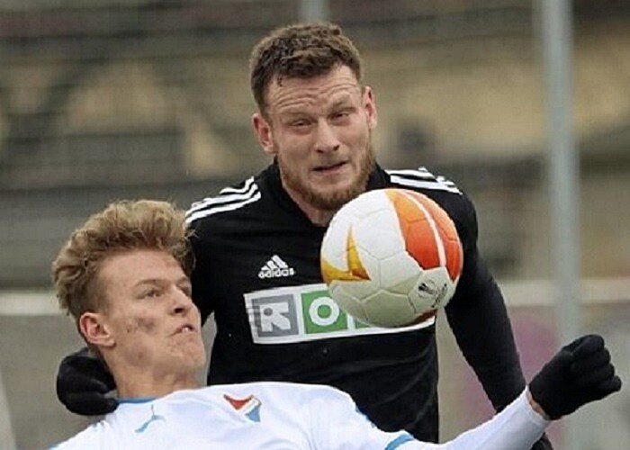 Karvinský obránce Antonín K�apka brání Matyá�e Bittu z Ostravy.