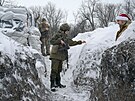 Vojáci ukrajinské armády v zákopech v Luhanské oblasti (3. ledna 2022)