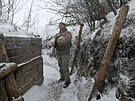 Voják ukrajinské armády v zákopech v Luhanské oblasti (3. ledna 2022)