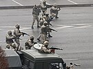 Ozbrojené jednotky v ulicích kazaského msta Almaty (5. ledna 2022)