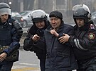 Policie v kazaském mst Almaty odvádí zadreného demonstranta. (6. ledna 2022)