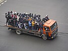 Demonstranti jedou na korb kamionu v kazaském mst Almaty. (6. ledna 2022)