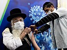 Rabín z izraelského msta Bnej Brak dostává vakcínu proti covidu. (11. února...