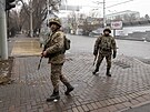 Kazachstántí vojáci hlídkují na ulici v Almaty. (7. ledna 2022)