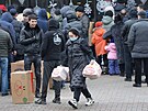 Lidé v Almaty ekají ve front ped obchodem s potravinami. (8. ledna 2022)