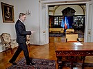 Premiér Petr Fiala pichází na natáení novoroního projevu.