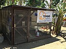 Stavba kurnku na pomoc postienm dtem v africk Tanzanii.