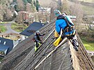 S kamardy horolezci zakrvali stechu kostela, aby vydrela nkolik dalch...