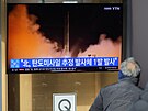 Televize v jihokorejském Soulu vysílají archivní zábry odpalu severokorejské...