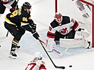 David Pastrák (88) z Boston Bruins stílí na bránu New Jersey Devils, ohrouje...
