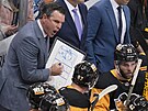 Trenér Mike Sullivan usmruje Sidneyho Crosbyho, hvzdu Pittsburgh Penguins.